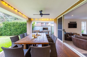 Big Wave At Shoal Bay 8 Achilles St large home with ducted air con Wi Fi and Linen, Nelson Bay